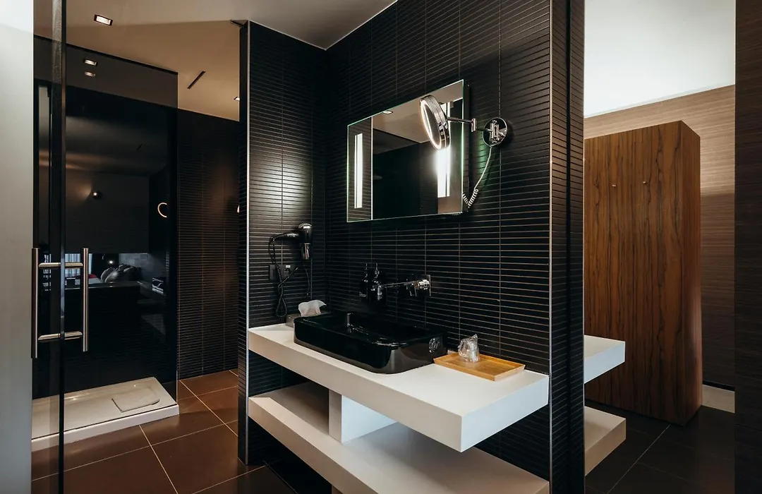 Carbon Hotel-1